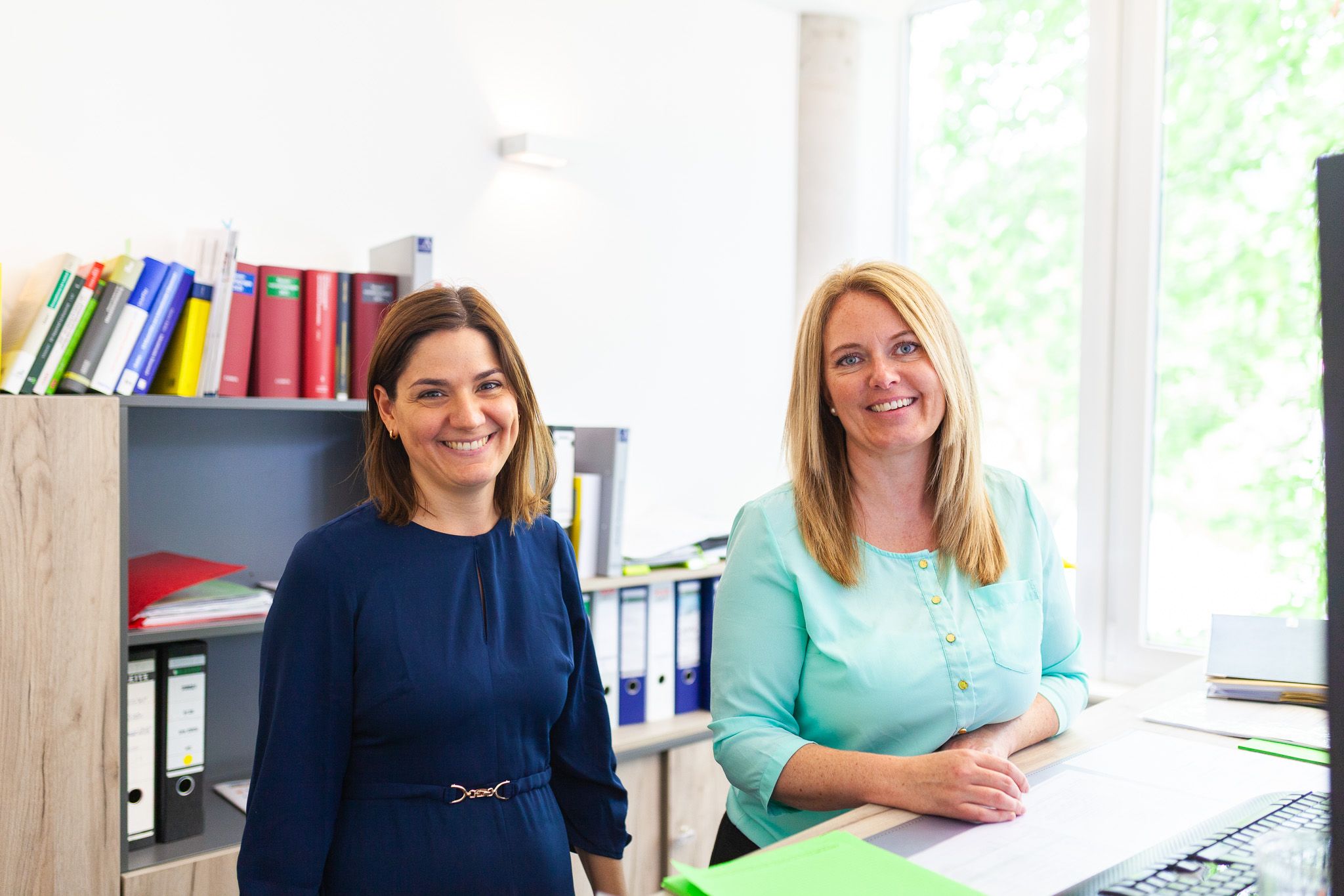 Lachende Mitarbeiter in der Steuerberatungskanzlei Dr. May 