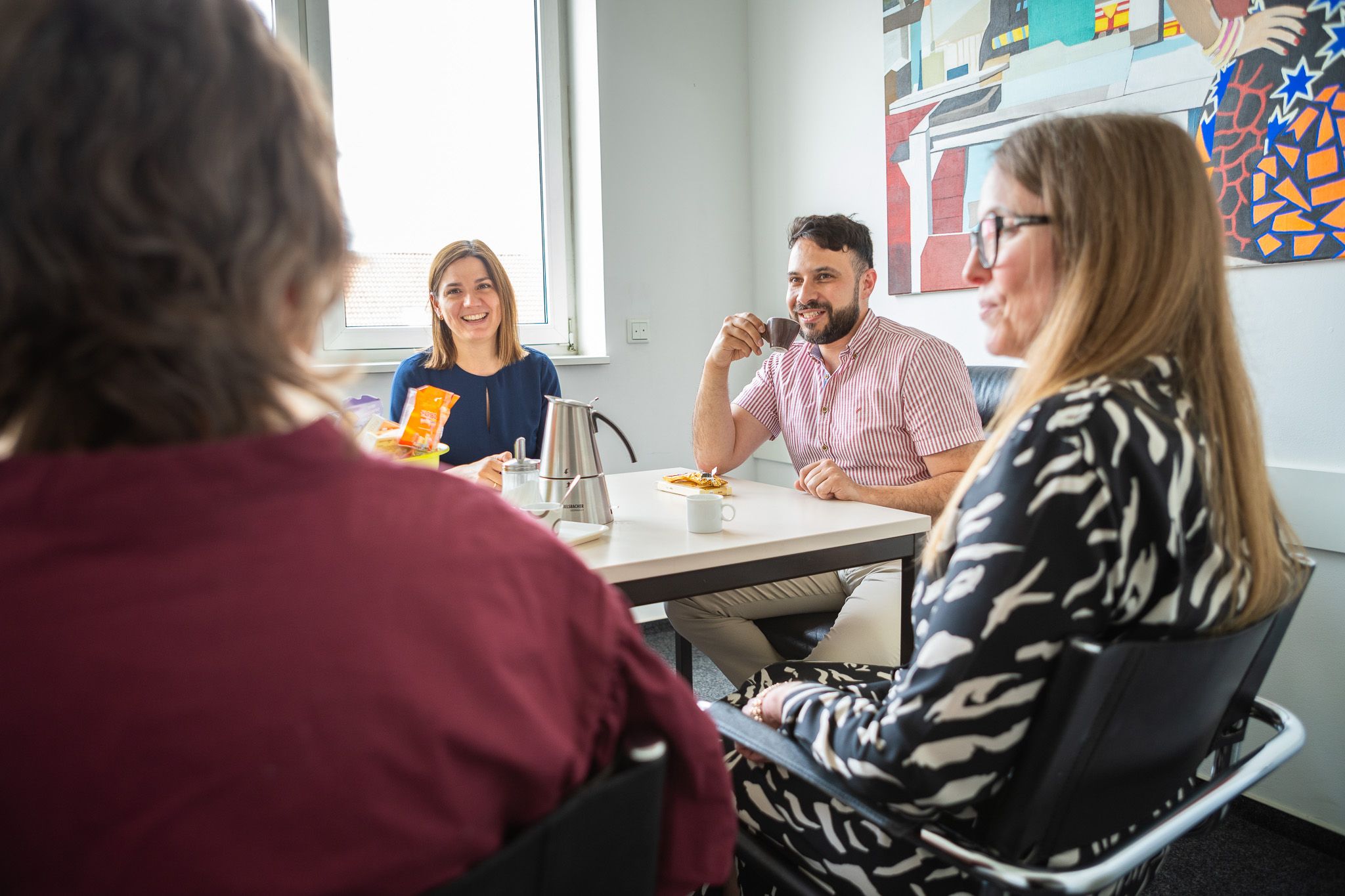 Innovatives Kanzleiteam im Austausch über steuerliche Lösungen