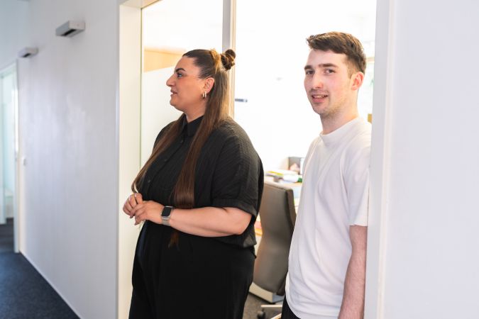 Karrierechancen bei Dr. May Steuerberatung, Mitarbeiter Tür Gespräch