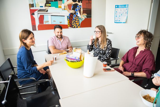 Karrierechancen bei Dr. May Steuerberatung, lachendes Team.